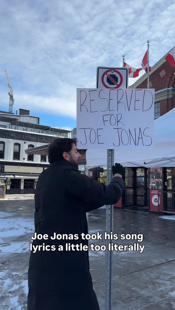 IS THAT JOE JONAS?